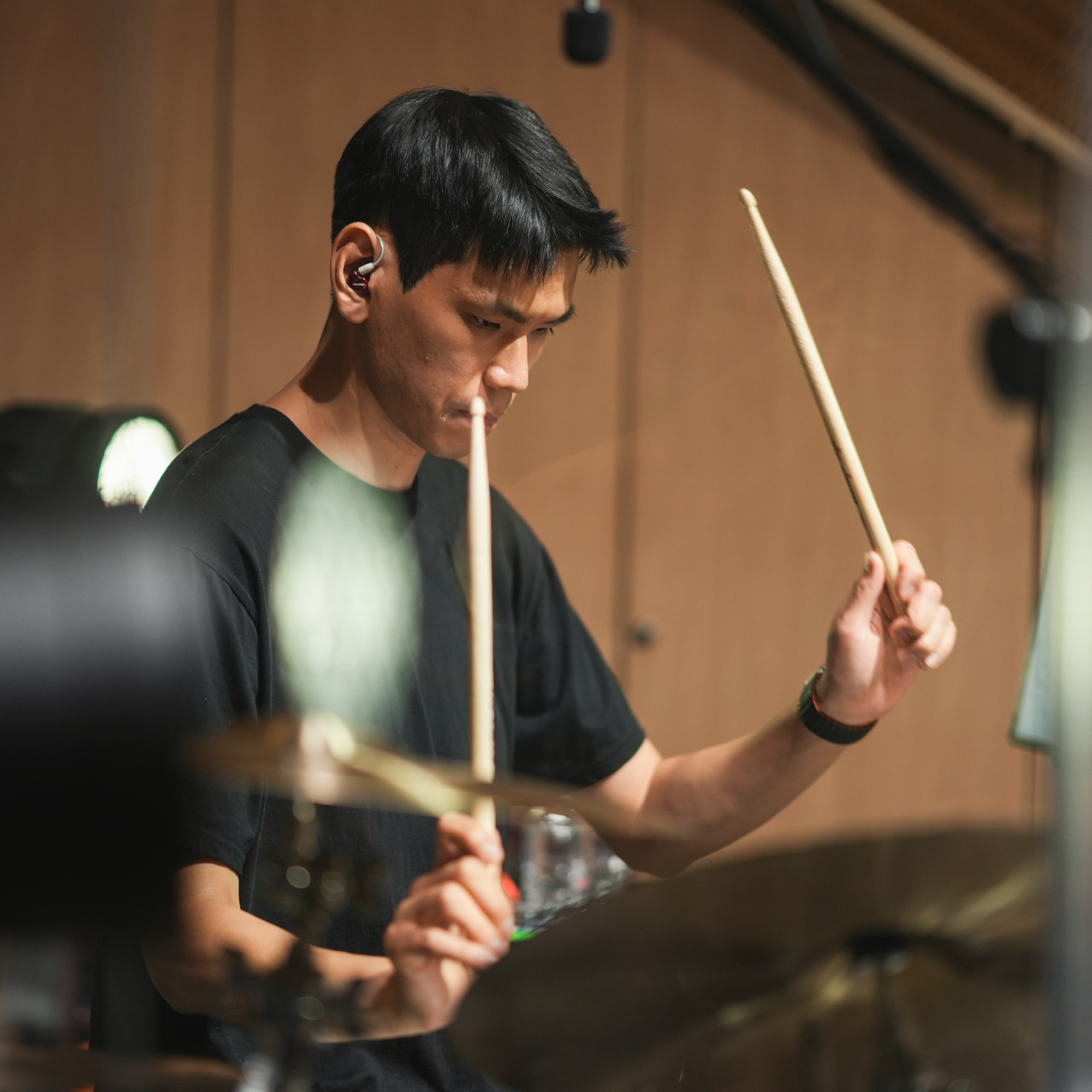 드럼을 연주하는 박규혁 강사