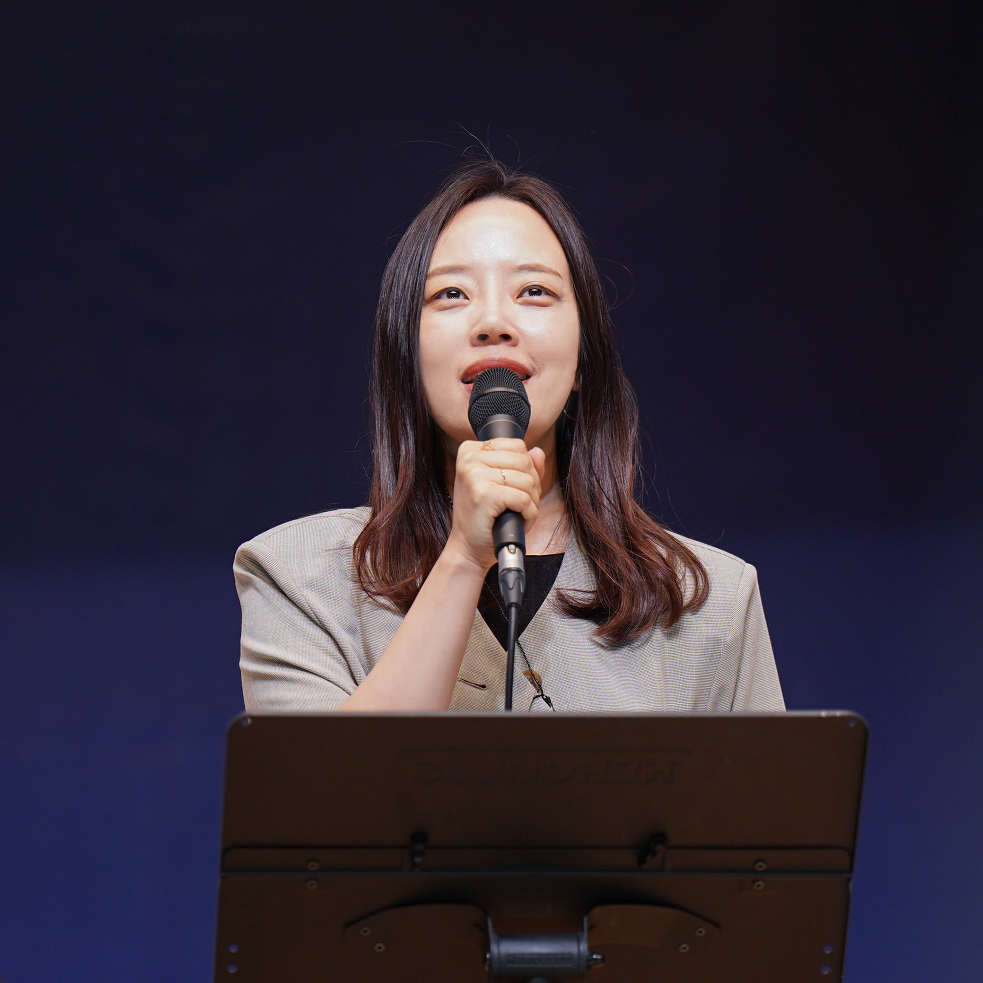마이크를 들고 강의하는 소진영 인도자