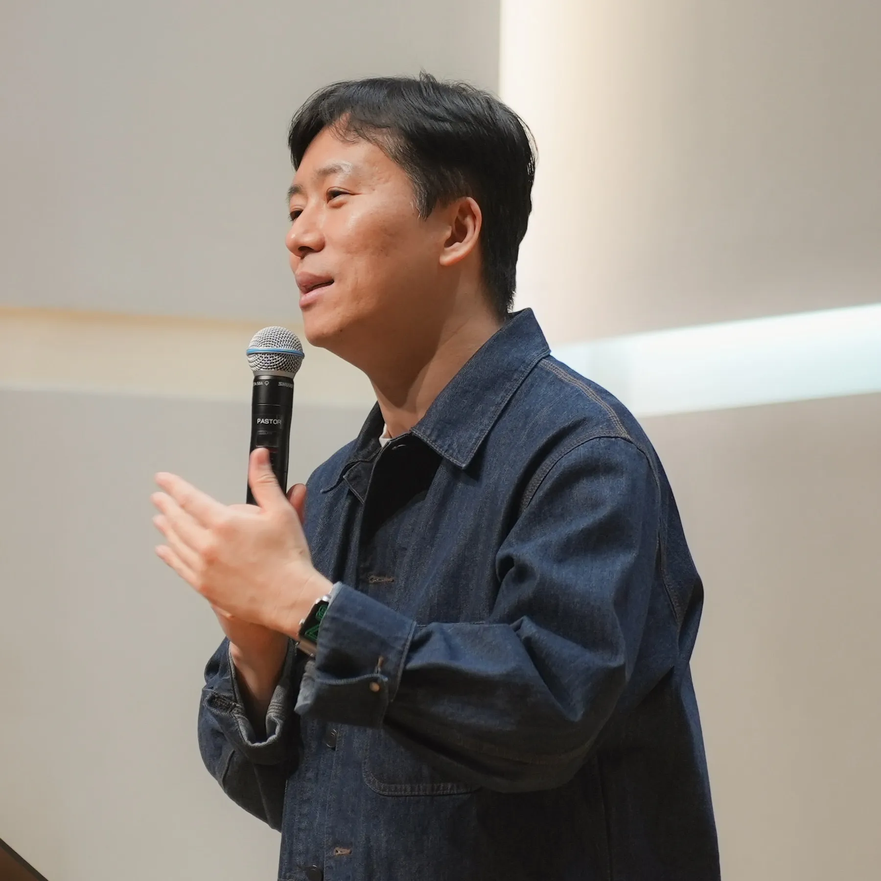General Director Lee Young speaking into a microphone